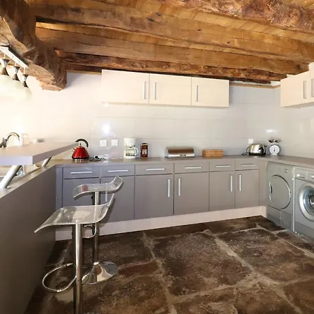 Maison Confortable A Avec Grand Jardin, Ideale Pour Familles.
