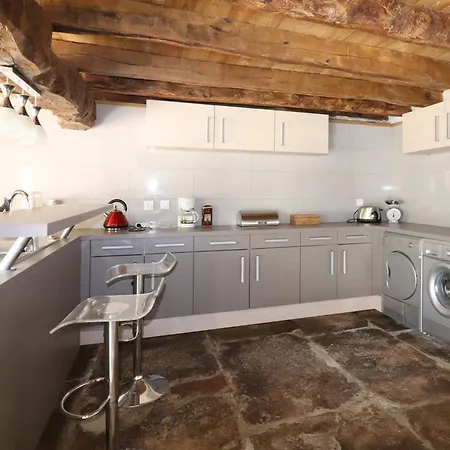 Maison Confortable A Avec Grand Jardin, Ideale Pour Familles.