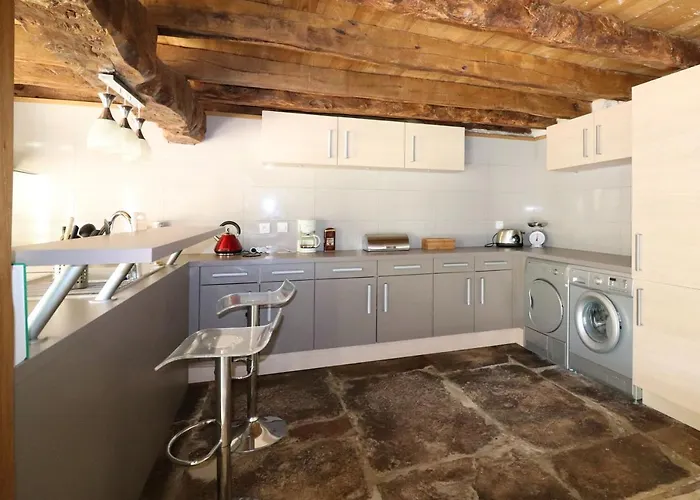 Maison Confortable A Avec Grand Jardin, Ideale Pour Familles.